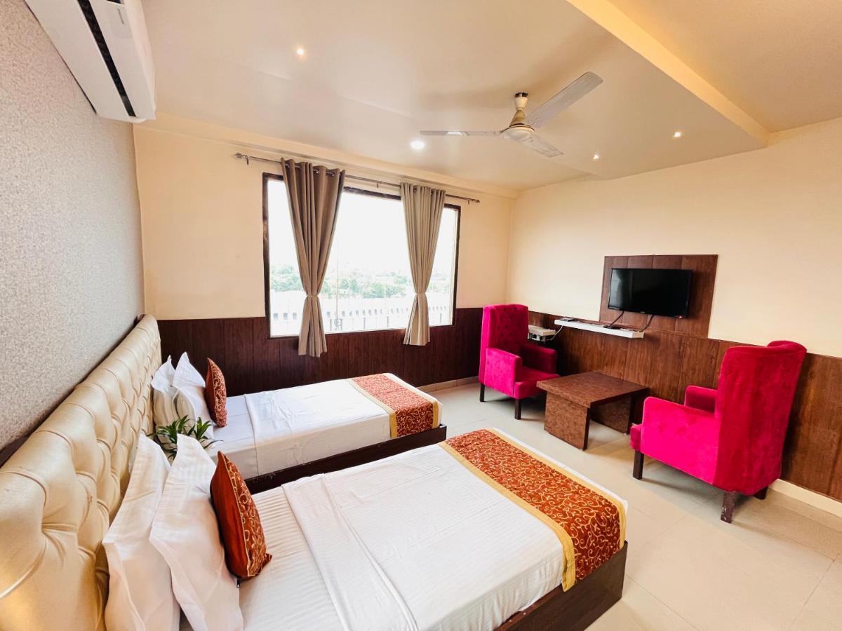 Hotel The Leaf - Gomti Nagar Lakhnau Kültér fotó