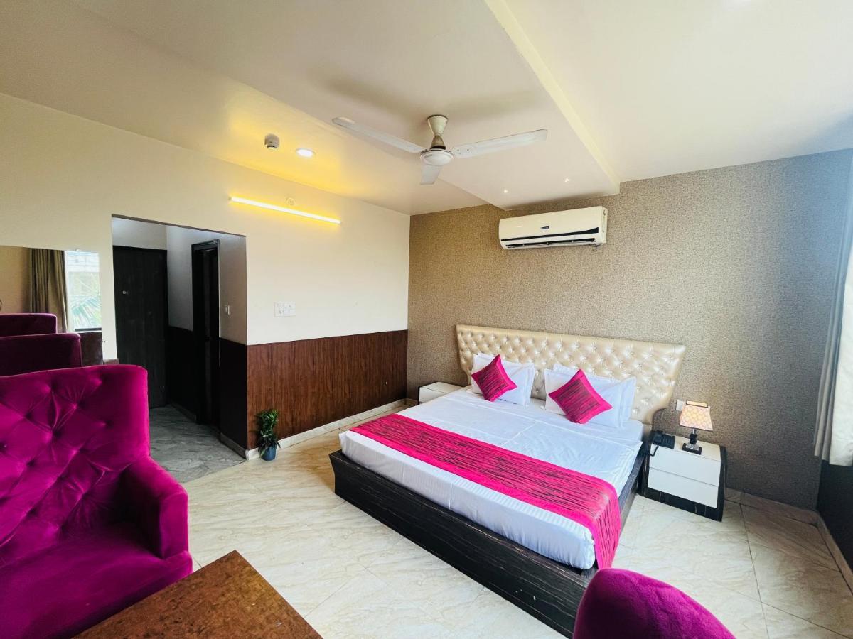 Hotel The Leaf - Gomti Nagar Lakhnau Kültér fotó